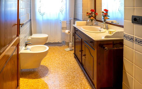 Villa la Guardiola: Baño, Lavabo Del Baño, Arreglo De Tubería, Lavabo, Piso, Diseño De Interiores, Grifo, Suelo, Plomería, Baño