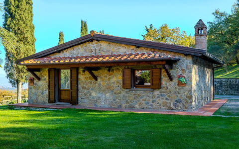 Villa la Guardiola: Madera, Cabaña, Casa, Techo, Casa, Puerta, El Terreno Del Lote, Casa De Campo, Jardín, Inmuebles