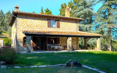 Villa la Guardiola: Casa, Casa, Cabaña, Techo, Casa De Campo, Inmuebles, Jardín, Paisajismo, Césped