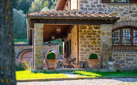Villa la Guardiola: Casa, Techo, Cabaña, Casa, Puerta, Jardín, Inmuebles, Casa De Campo, Ladrillo, Césped