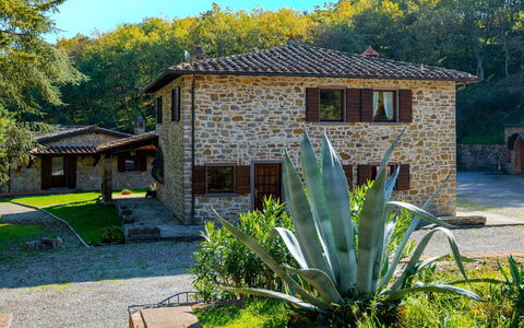 Villa la Guardiola: Casa, Casa, Techo, Cabaña, Arbusto, Área Rural, Casa De Campo, Inmuebles, Jardín