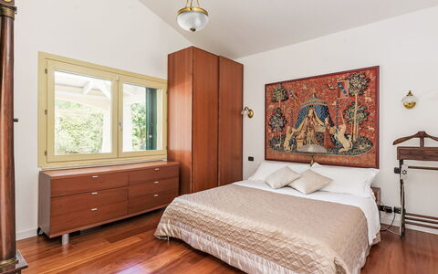 La Sorgente: Mueble, Diseño De Interiores, Cama, Habitación, Piso, Suelo, Pared, Madera, Techo, Sábana