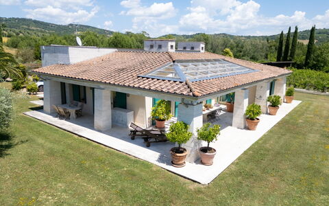 La Sorgente: Techo, Casa, Casa, Barrio Residencial, Inmuebles, Cabaña, Casa De Campo, Puerta, Jardín, Sombra