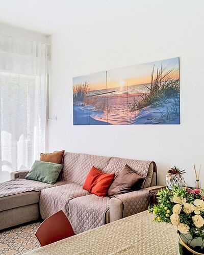 Bemi' Al Mare: Mueble, Diseño De Interiores, Sofá, Suelo, Piso, Pared, Habitación, Sala, Madera, Departamento