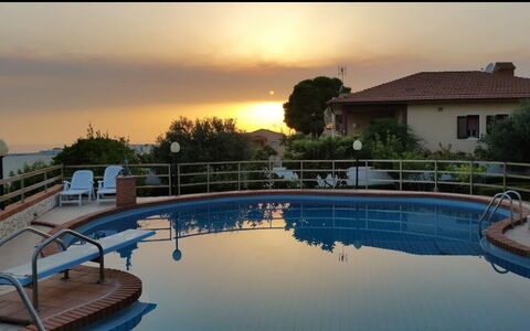 Villa Sole Mare: Piscina, Recurso, Sombra, Eco Hotel, Ciudad De Vacaciones, Mueble Para Exteriores, Hotel