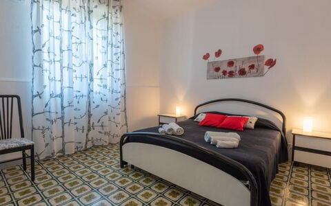 Villa Sole Mare: Suelo, Piso, Habitación, Diseño De Interiores, Mueble, Cama, Sábana, Habitación, Linos, Lecho
