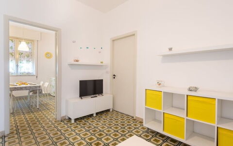 Villa Sole Mare: Piso, Suelo, Diseño De Interiores, Habitación, Techo, Departamento, Moldura, Loseta, Estantería
