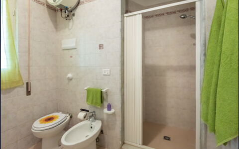 Villa Sole Mare: Piso, Suelo, Arreglo De Tubería, Diseño De Interiores, Lavabo, Habitación, Lavabo Del Baño, Plomería, Grifo, Baño