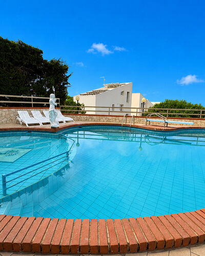 Villa Sole Mare: Piscina, Mueble Para Exteriores, Recurso, Sombra, Ocio, Thermae, Hotel, Eco Hotel, Manchas De Madera, Centro De Ocio