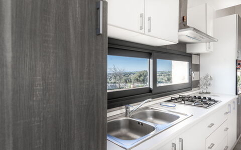 Villa Costa: Cocina, Mostrador, Aparato De Cocina, Diseño De Interiores, Electrodoméstico, Gabinetes, Lavabo, Electrodoméstico, Estufa De Cocina, Fregadero