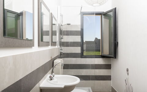 Villa Costa: Pared, Lavabo Del Baño, Arreglo De Tubería, Diseño De Interiores, Piso, Baño, Suelo, Lavabo, Plomería, Grifo