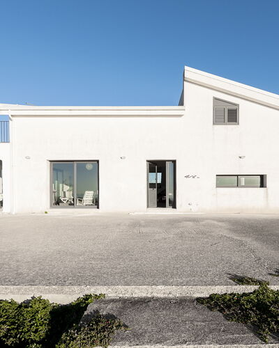 Villa Costa: Cielo, Arquitectura, Casa, Material Compuesto, Inmuebles, Hormigón, Entrada De Coches, Yeso, Villa