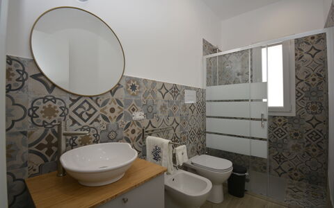 Villa Benvenuti al Sud: Piso, Suelo, Diseño De Interiores, Arreglo De Tubería, Asiento Del Baño, Loseta, Baño, Baño, Lavabo, Plomería