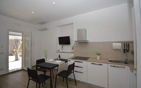 Villa Benvenuti al Sud: Mueble, Diseño De Interiores, Madera, Piso, Suelo, Mostrador, Habitación, Techo, Encendiendo, Cocina
