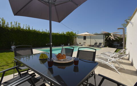 Villa Benvenuti al Sud: Mueble, Mueble Para Exteriores, Piscina, Silla, Paraguas, Mesa Al Aire Libre, Mesa, Sombra, Cocina Y Comedor Mesa, Patio