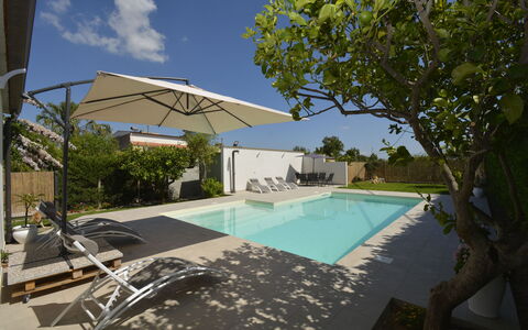 Villa Benvenuti al Sud: Piscina, Recurso, Mueble Para Exteriores, Material Compuesto, Sombra, Eco Hotel, Sunlounger, Paraguas, Ocio, Villa
