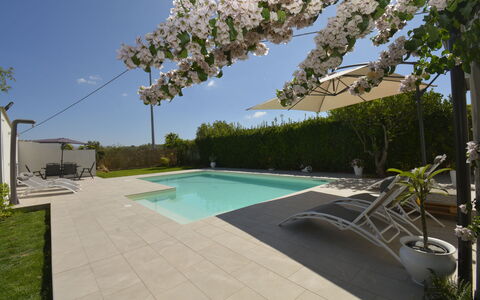 Villa Benvenuti al Sud: Piscina, Material Compuesto, Recurso, Sombra, Jardín, Paisajismo, Mueble Para Exteriores, Yarda, Hormigón, Patio