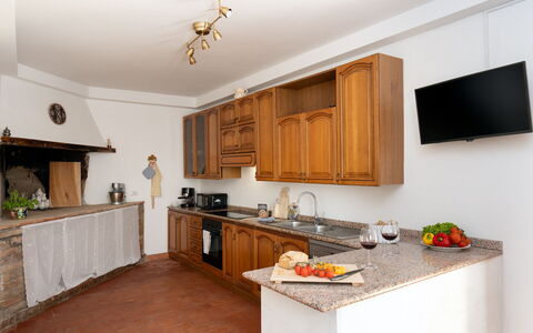 Villa i Fiori: Gabinetes, Cocina, Mueble, Diseño De Interiores, Mostrador, Piso, Madera, Techo, Aparato De Cocina, Habitación