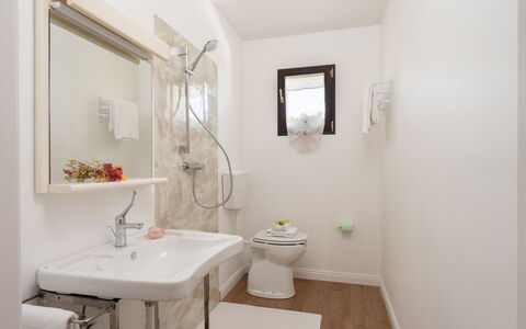 Villa i Fiori: Arreglo De Tubería, Baño, Diseño De Interiores, Lavabo Del Baño, Lavabo, Piso, Suelo, Baño, Grifo, Plomería