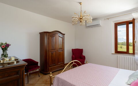 Villa i Fiori: Cama, Habitación, Mueble, Diseño De Interiores, Sábana, Lecho, Madera, Habitación, Textil, Piso
