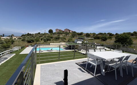Rari House: Piscina, Mueble Para Exteriores, Cerca, Balcón