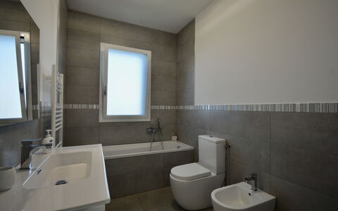 Rari House: Arreglo De Tubería, Piso, Baño, Suelo, Baño, Plomería, Diseño De Interiores, Grifo, Asiento Del Baño, Lavabo