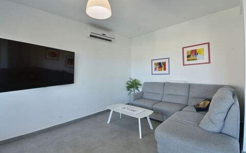 Rari House: Mueble, Diseño De Interiores, Piso, Suelo, Pared, Sofá, Techo, Madera, Habitación, Sala