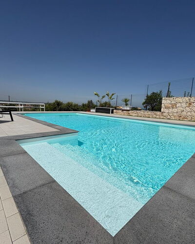 Rari House: Piscina, Material Compuesto, Suelo, Hormigón, Loseta, Sombra, Losa, Diseño, Recurso