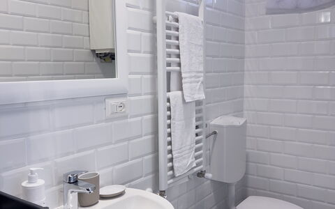 Casa Nanai - Levanto: Arreglo De Tubería, Baño, Lavabo, Lavabo Del Baño, Piso, Asiento Del Baño, Baño, Diseño De Interiores, Plomería, Grifo