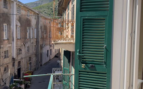 Casa Nanai - Levanto: Puerta, Balcón, Maceta, Callejón, Hormigón, Sombra, Planta De Casa, Inicio De La Puerta