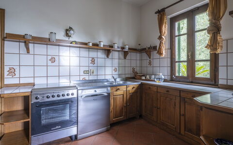 Villa Golly: Cocina, Madera, Diseño De Interiores, Piso, Techo, Mostrador, Habitación, Gabinetes, Aparato De Cocina, Manchas De Madera