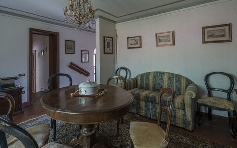 Villa Golly: Mueble, Diseño De Interiores, Piso, Habitación, Marco, Suelo, Encendiendo, Techo, Mesa, Silla