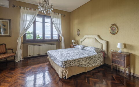 Villa Golly: Mueble, Cama, Diseño De Interiores, Habitación, Pared, Piso, Suelo, Sábana, Lecho, Habitación