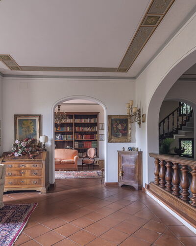 Villa Golly: Mueble, Diseño De Interiores, Piso, Suelo, Techo, Habitación, Silla, Sala, Moldura, Marco