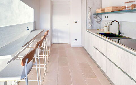 Tenuta Emma: Piso, Madera, Diseño De Interiores, Cocina, Suelo, Mostrador, Mueble, Gabinetes, Casa, Loseta