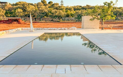 Tenuta Emma: Material Compuesto, Reflexión, Piscina, Fuente De Agua, Piscina De Reflejo, Loseta, Estanque, Pasarela, Losa, Sombra