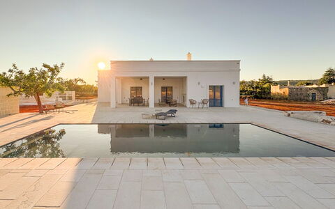 Tenuta Emma: Material Compuesto, Piscina, Reflexión, Inmuebles, Diseño, Piscina De Reflejo, Fuente De Agua, Loseta, Villa, La Luz Del Día