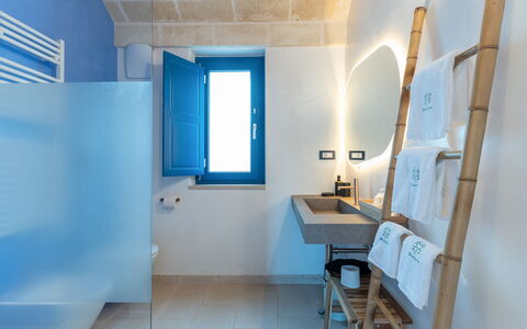 Tenuta Emma: Azul, Pared, Material Compuesto, Arreglo De Tubería, Lámpara, Baño, Loseta, Diseño, Grifo, Lavabo