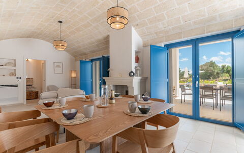 Tenuta Emma: Mueble, Piso, Suelo, Silla, Cocina Y Comedor Mesa, Mesa, Casa, Puerta, Comedor, Sombra