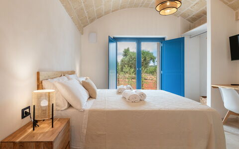 Tenuta Emma: Habitación, Diseño De Interiores, Casa, Marco De La Cama, Cama, Lecho, Techo, Sábana, Linos, Colchón