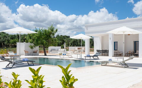 Tenuta Emma: Piscina, Inmuebles, Sombra, Mueble Para Exteriores, Recurso, Silla, Diseño, Paisajismo, Villa, Patio