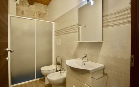 L'Oasi di Salvo: Piso, Suelo, Pared, Arreglo De Tubería, Diseño De Interiores, Baño, Lavabo, Lavabo Del Baño, Grifo, Plomería