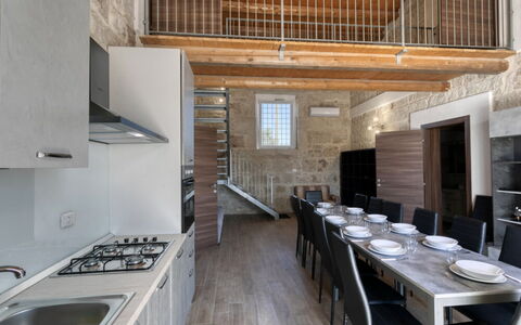 L'Oasi di Salvo: Piso, Diseño De Interiores, Suelo, Mueble, Techo, Departamento, Madera Dura, Suelos De Madera, Cocina, Silla