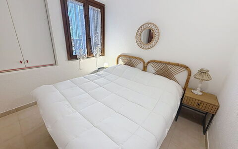 Porto Luna 1: Cama, Lecho, Mueble, Habitación, Diseño De Interiores, Sábana, Suelo, Madera, Piso, Linos