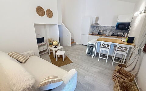 Porto Luna 1: Mueble, Piso, Diseño De Interiores, Suelo, Madera, Habitación, Silla, Mesa, Sala, Casa