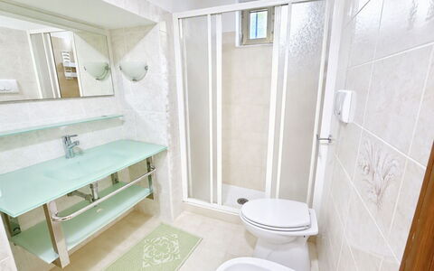 Porto Luna 1: Lavabo Del Baño, Piso, Arreglo De Tubería, Suelo, Diseño De Interiores, Lavabo, Baño, Grifo, Plomería, Mueble