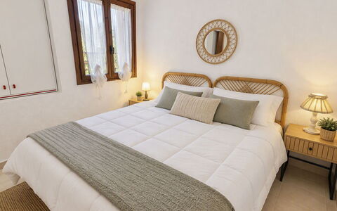 Porto Luna 1: Cama, Mueble, Lecho, Diseño De Interiores, Habitación, Sábana, Madera, Suelo, Linos, Piso