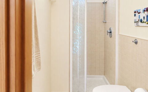 Coniglio Beach: Arreglo De Tubería, Baño, Pared, Piso, Suelo, Diseño De Interiores, Puerta, Plomería, Casa, Ducha