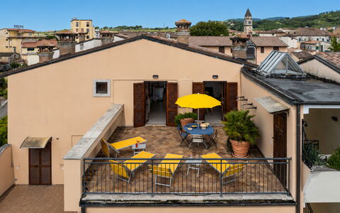 Terrazza sulla Luna, Casciana Terme: Pared, Departamento, Mueble, Balcón, Maceta, Planta De Casa, Silla, Mueble Para Exteriores, Hotel, La Luz Del Día