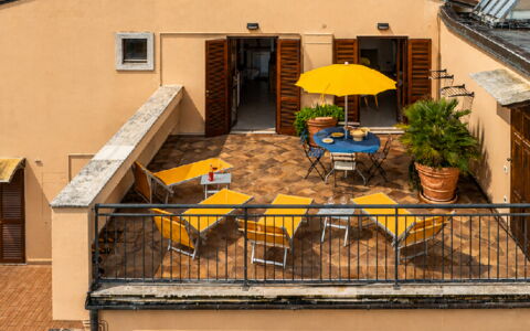 Terrazza sulla Luna, Casciana Terme: Madera, Departamento, Mueble, Silla, Mueble Para Exteriores, Maceta, Mesa Al Aire Libre, Balcón, Planta De Casa, Manchas De Madera